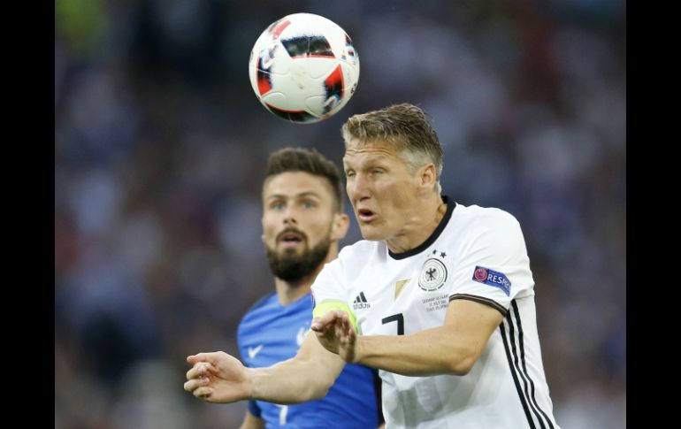 Schweinteiger es también, junto a Cristiano Ronaldo, el único que ha disputado tres semifinales en Eurocopas (2008, 2012 y 2016). AP / M. Probst