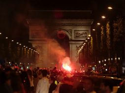 Los agentes antidisturbios recibieron proyectiles y bengalas. AFP / G. Hasselt