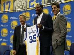 El gerente de los Warriors, Bob Myers, y el entrenador Steve Kerr, le dieron al bienvenida junto a otras estrellas del equipo. EFE / J. Mabanglo