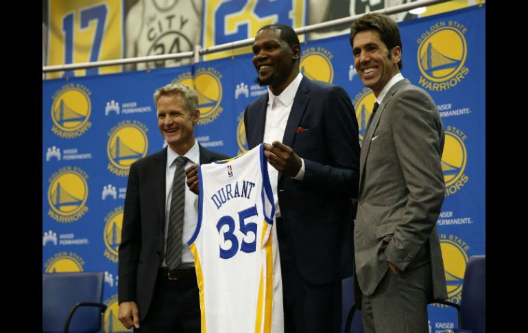 El gerente de los Warriors, Bob Myers, y el entrenador Steve Kerr, le dieron al bienvenida junto a otras estrellas del equipo. EFE / J. Mabanglo