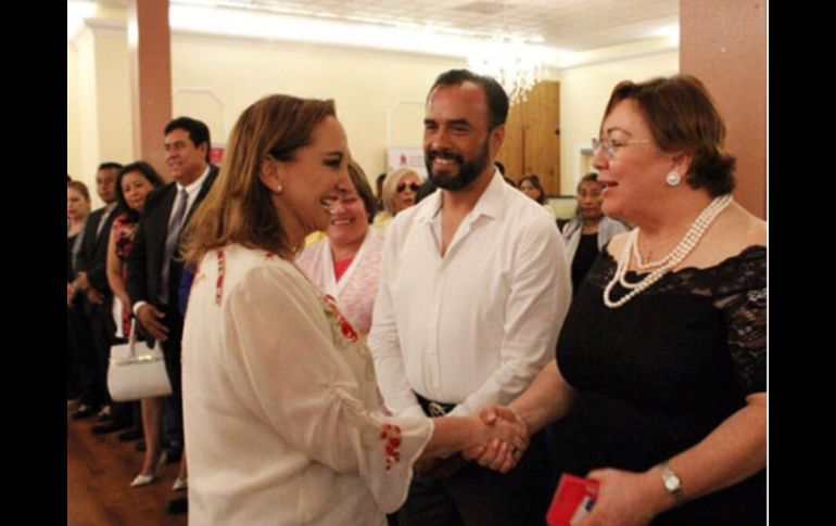 La secretaria Ruiz Massieu asiste una reunión con líderes de la comunidad mexicana durante su visita en California. TWITTER / @SRE_mx