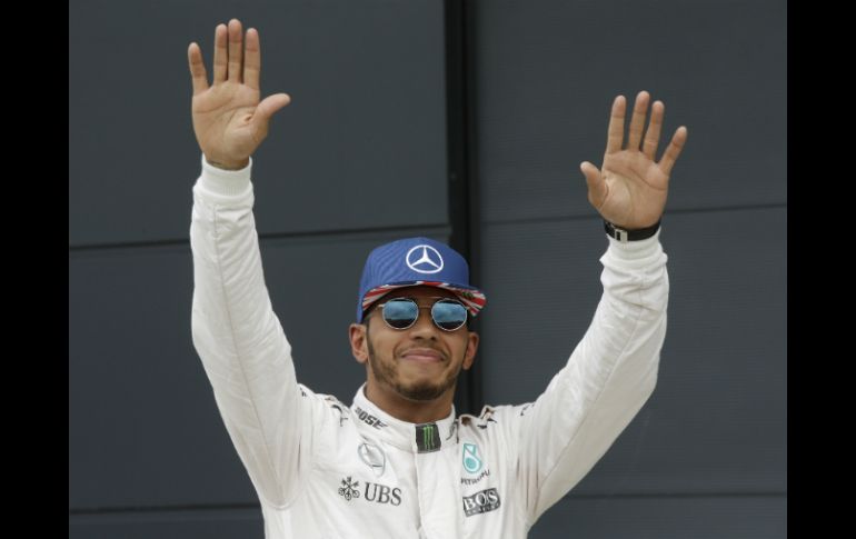 El conductor de Mercedes saldrá de la primera línea para la carrera que se llevará a cabo este domingo en Inglaterra. AP / L. Bruno