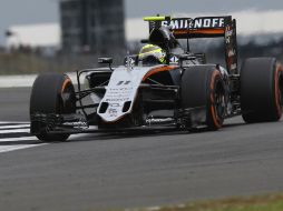 El piloto mexicano conduce su vehículo de la escudería Force India durante la última sesión de entrenamientos libres de este día. AP / L. Bruno