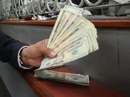 El dólar adquiere en una menor cotización de 17.40 pesos en el AICM este día. EL INFORMADOR / ARCHIVO