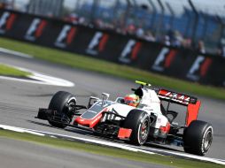 El mexicano se colocó en las pruebas de Inglaterra detrás del Francés Romain Grosjean. AFP / A. Isakovic