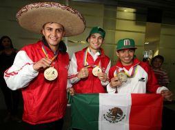 Joselito Velázquez, Lindolfo Delgado y Juan Pablo Romero muestran las medallas de oro que los llevarán a Río. SUN /