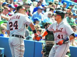 El venezolano Víctor Martínez (derecha), celebra su home run con su compañero de los Tigres de Detroit, Miguel Cabrera. AP /