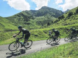 Agachado encima del manubrio y pegado al tubo superior de su bicicleta, el británico emprendió un arriesgado ataque cuesta bajo. AFP /