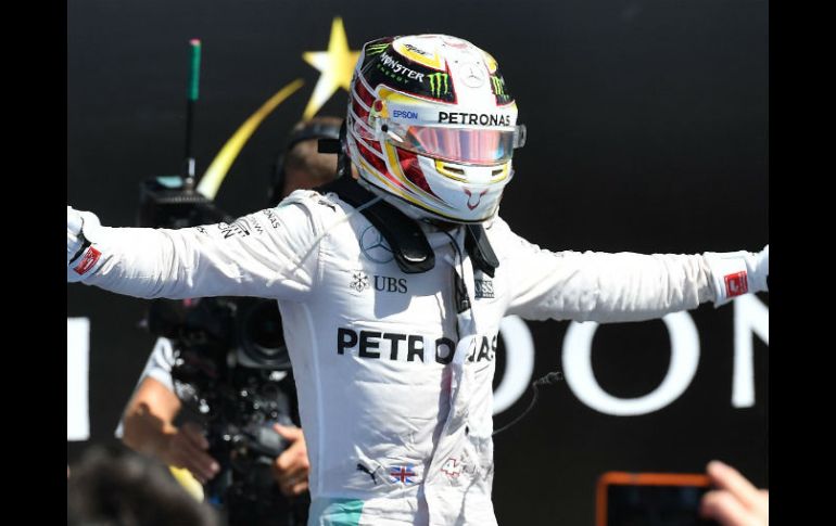 En la clasificación del campeonato del mundo Hamilton se colocó a cuatro puntos de Rosberg, aún líder. AFP / B. Stansall