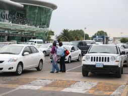 Automóviles que recogen y dejan pasaje en el Aeropuerto de Guadalajara impide que los peatones puedan cruzar con seguridad. EL INFORMADOR / R. Tamayo