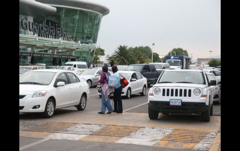 Automóviles que recogen y dejan pasaje en el Aeropuerto de Guadalajara impide que los peatones puedan cruzar con seguridad. EL INFORMADOR / R. Tamayo