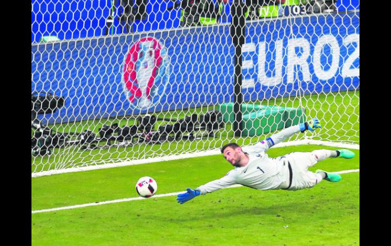 Lloris. El portero francés hizo lo mejor que pudo para contener el disparo de Éder, pero su esfuerzo fue infructuoso. AP /