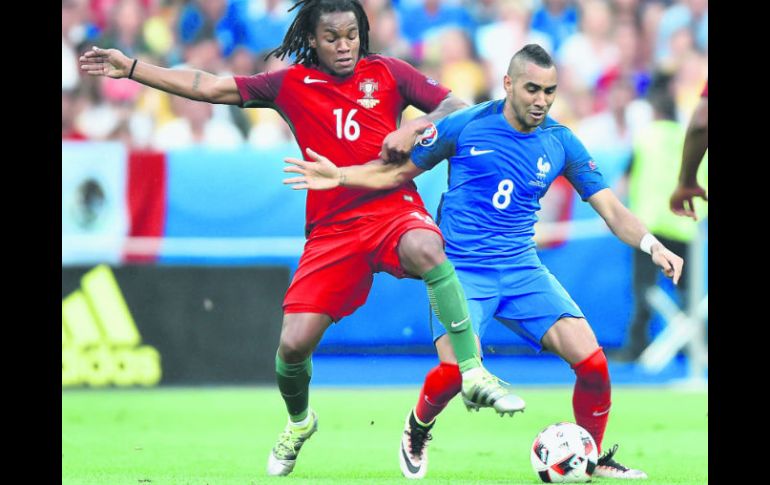 Renato Sánchez deslumbró por su técnica, ubicación y explosión con el balón en los pies. Dimitri Payet (#8), aportó dinámica y goles. EFE /