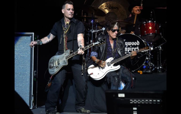 Joe Perry (d) y Johnny Depp (i) durante el concierto; asistentes aseguran que el guitarrista presentaba un aspecto enfermo. AFP /  K. Mazur