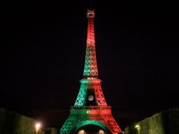 Tras la victoria de Portugal, la torre se iluminó con los colores de la bandera de los lusitanos. EFE / C. Petit