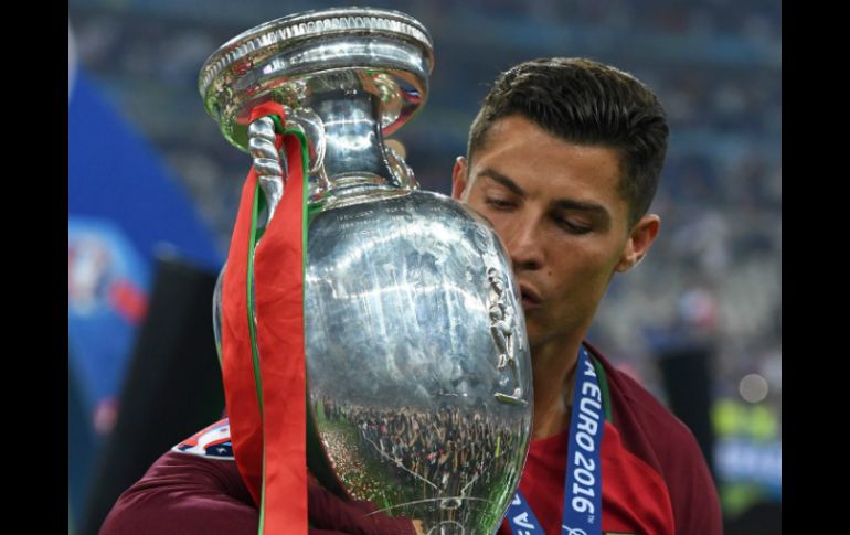 El delantero portugués Cristiano Ronaldo gana con su Selección el torneo continental. EFE / F. Gambarini