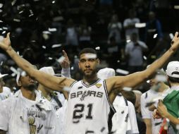 Duncan se despide con mil 392 partidos, en los que sólo tres fue suplente, y un total de 26 mil 496 puntos con los Spurs. AP / ARCHIVO