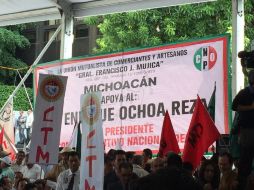 Organizaciones como la CTM, CNC, MT, ONMPRI, entre otros, llegan para apoyar el registro de Enrique Ochoa Reza. TWITTER / @PRI_Nacional