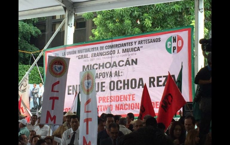 Organizaciones como la CTM, CNC, MT, ONMPRI, entre otros, llegan para apoyar el registro de Enrique Ochoa Reza. TWITTER / @PRI_Nacional