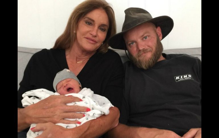 Caitlyn Jenner conoció a su primer nieto varón y sube una imagen a su cuenta de Instagram junto a su hijo y su nieto. INSTAGRAM / caitlynjenner