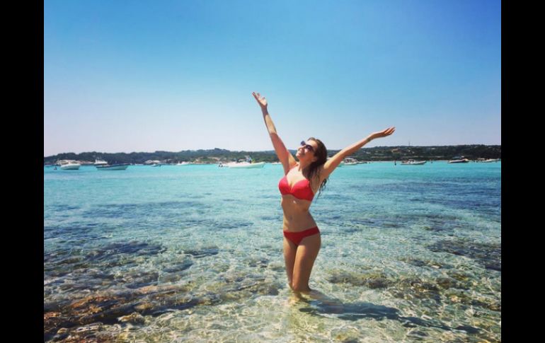 Con un bikini rojo, Thalia disfrutó del sol y el mar y dejó ver su esbelta figura. INSTAGRAM / thalia