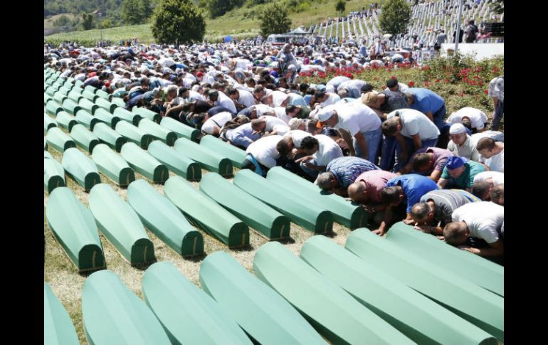 Familiares lloraron mientras abrazaron los ataúdes por última vez antes de que sus seres queridos fueran enterrados. AP / A. Emric