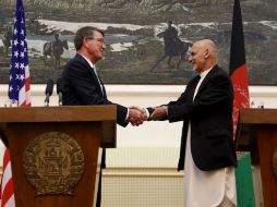 Ashton Carter es recibido por el presidente afgano, Ashraf Ghani, tras llegar a Kabul. AP / R. Gul