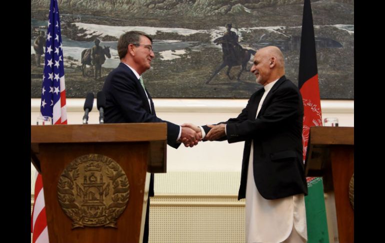 Ashton Carter es recibido por el presidente afgano, Ashraf Ghani, tras llegar a Kabul. AP / R. Gul