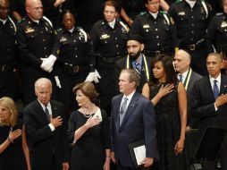 Bush y su esposa asisten a la ceremonia de honor, así como los Obama y los Biden. AP /