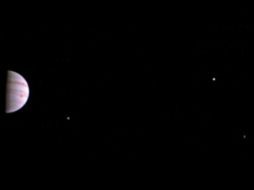 La imagen muestra a Júpiter rodeado de tres de sus cuatro lunas más grandes. TWITTER / @NASAJuno