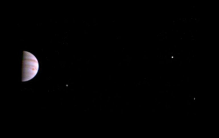 La imagen muestra a Júpiter rodeado de tres de sus cuatro lunas más grandes. TWITTER / @NASAJuno