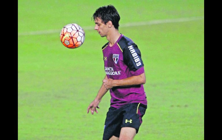 Rodrigo Caio. El jugador de Sao Paulo en el entrenamiento en el Estadio Atanasio Girardot de Medellín. EFE /