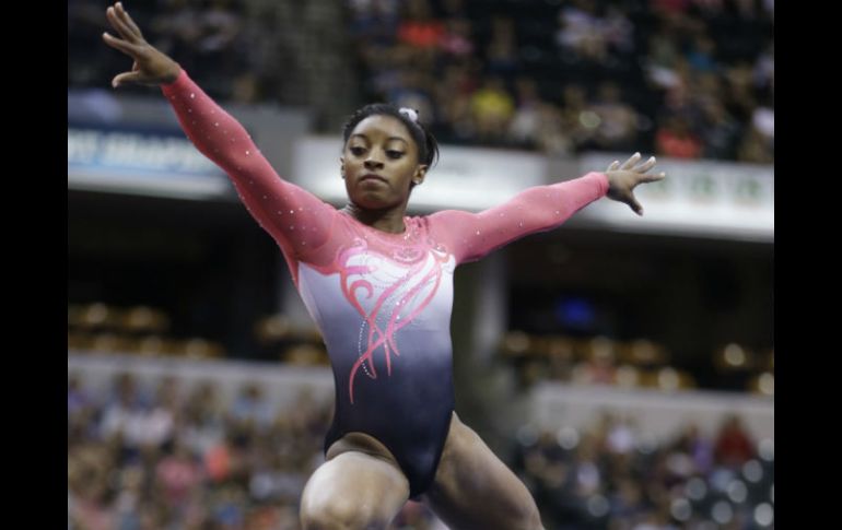 Simone se convirtió en la gimnasta estadounidense más exitosa de la historia, con 14 medallas de Campeonato Mundial. AP / ARCHIVO