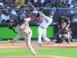 El jugador de los Reales de Kansas City, Eric Hosmer, conecta un jonrón para la Liga Americana durante la segunda entrada. AP / J . Hong