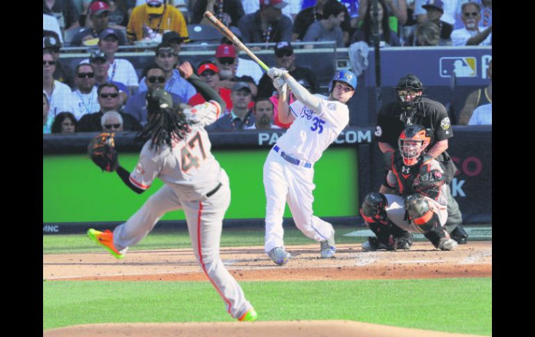 El jugador de los Reales de Kansas City, Eric Hosmer, conecta un jonrón para la Liga Americana durante la segunda entrada. AP / J . Hong