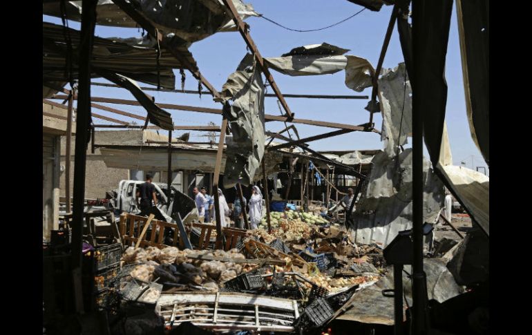 Ayer, seis personas murieron por el estallido de otro coche bomba en un mercado de frutas y verduras. AP / K. Kadim