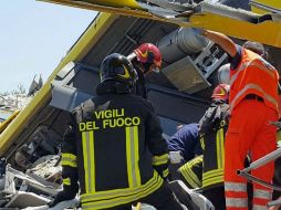 Los servicios de emergencia se afanan en limpiar el área y liberar el tramo ferroviario. EFE / Brigada de Bomberos de Italia