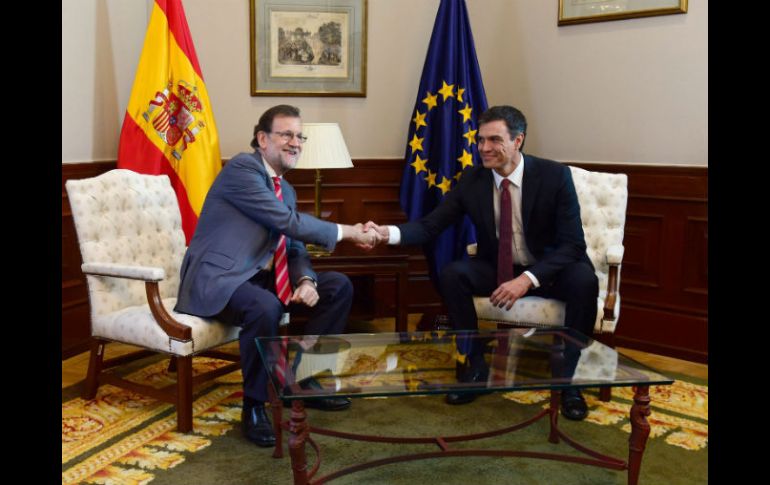 Pedro Sánchez se reúne con Mariano Rajoy este miércoles, dentro de las negociaciones para formar un gobierno de coalición. AFP / P. Marcou