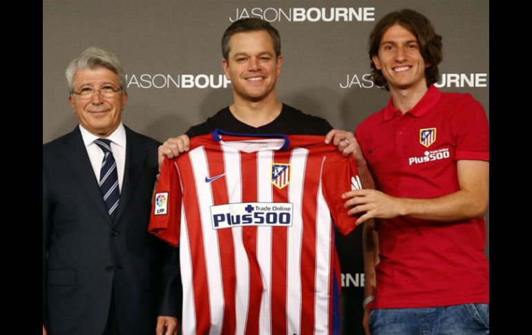 El presidente colchonero, Enrique Cerezo, y el lateral brasileño, Filipe Luis, posan junto a su nuevo compañero. TWITTER / @Atleti