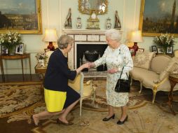 May mantuvo una audiencia con la soberana en el palacio de Buckingham poco después de que Cameron dimitiera. EFE / D. Lipinski