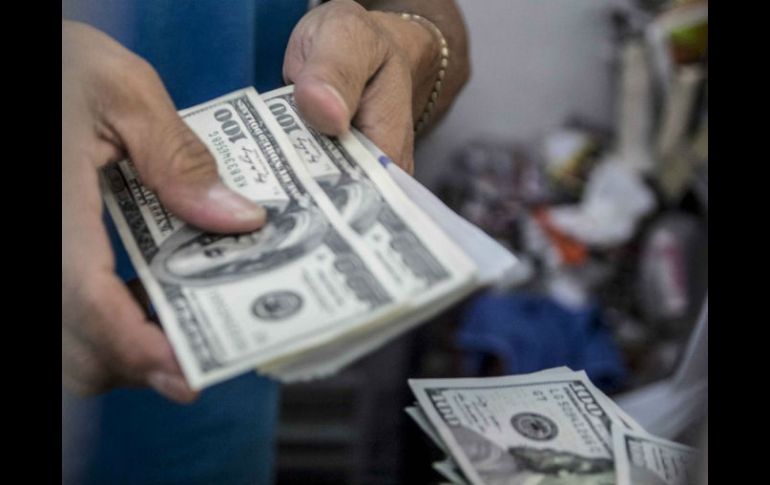 En bancos capitalinos, el dólar libre se compró en un mínimo de 17.88 pesos. EL INFORMADOR / ARCHIVO