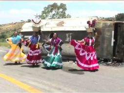 La SNTE usó como escenario los vestigios del enfrentamiento de policías contra manifestantes. YOUTUBE / Cencos Sección XXII