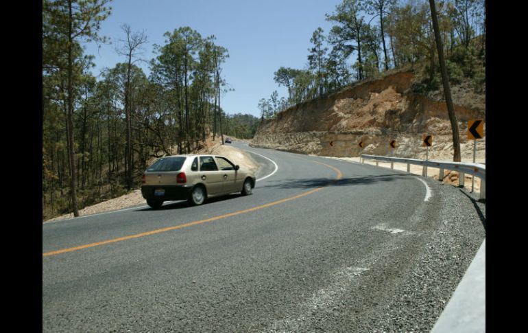 La Carretera Mascota-Las Palmas-Puerto Vallarta es de las más afectadas en cada temporal  por los baches, deslaves y caída de árboles. EL INFORMADOR / ARCHIVO