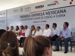 El titular de la Sagarpa, José Calzada, y la gobernadora de Sonora, Claudia Pavlovich, dieron salida al contenedor con 22 toneladas. FACEBOOK / Tiendas Norson