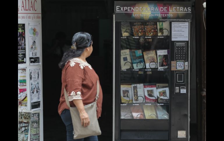 Los precios de los libros van de 15 a 40 pesos. EFE /