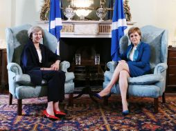 La primera ministra de Gran Bretaña, Theresa May (izquierda) se reúne con Nicola Sturgeon, ministra principal de Escocia, en Edimburgo. AFP / A. Milligan