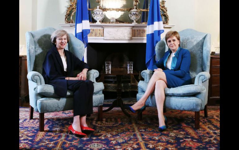 La primera ministra de Gran Bretaña, Theresa May (izquierda) se reúne con Nicola Sturgeon, ministra principal de Escocia, en Edimburgo. AFP / A. Milligan