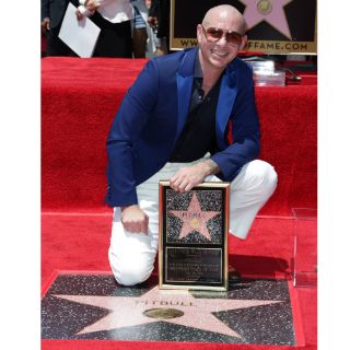 Pitbull devela su estrella en el Paseo de la Fama