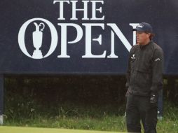 Phil Mickelson tuvo que batallar con la lluvia en el segundo día del Abierto Británico. AP / P.Morrison