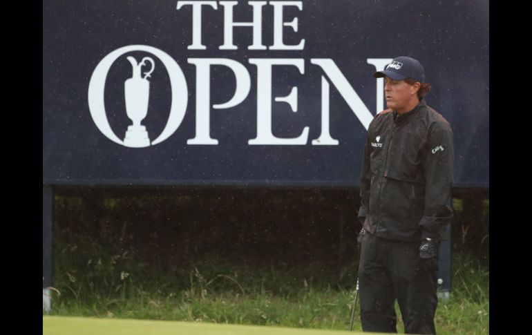 Phil Mickelson tuvo que batallar con la lluvia en el segundo día del Abierto Británico. AP / P.Morrison